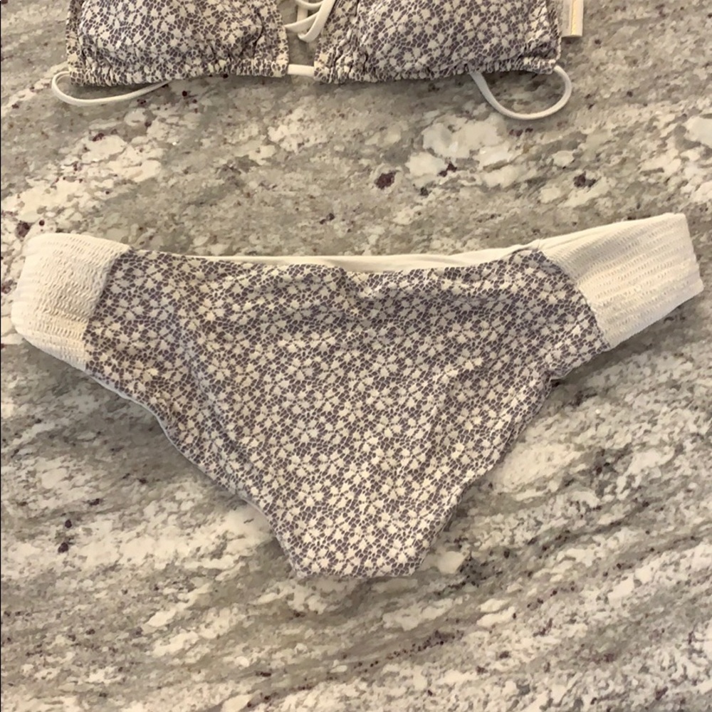 Bikini - Picture 4 of 5